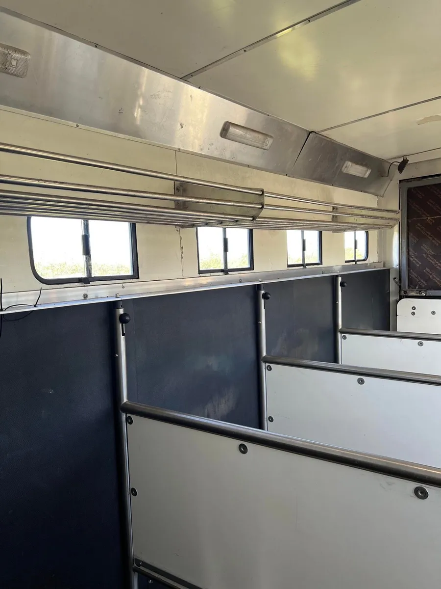 Mercedes horse lorry - Image 2