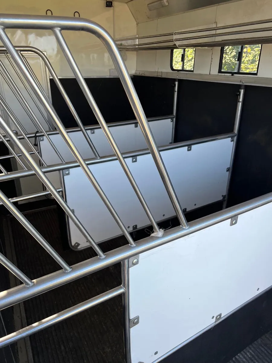 Mercedes horse lorry - Image 3