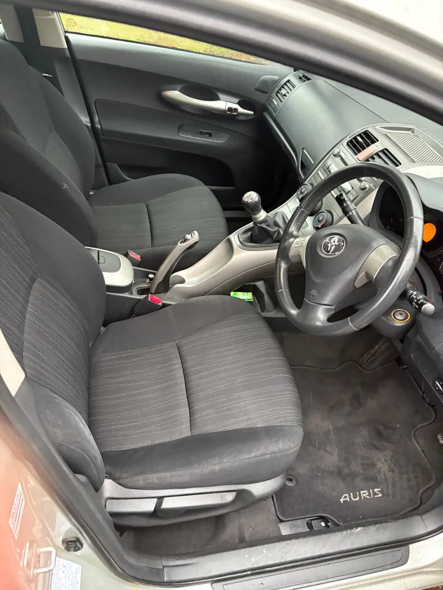 Toyota Auris 2008 - Image 2
