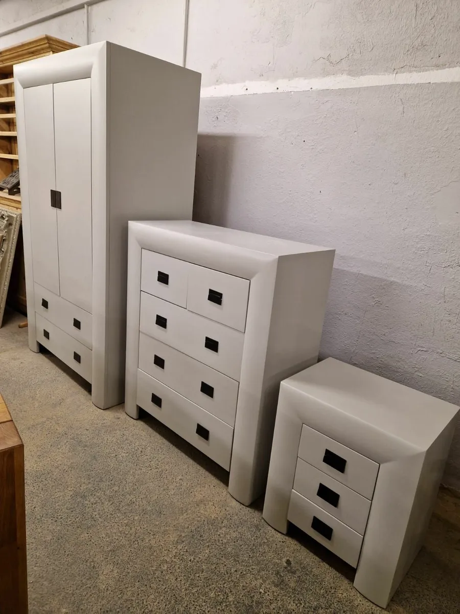 Pine bedroom set, f and b grey - Image 1