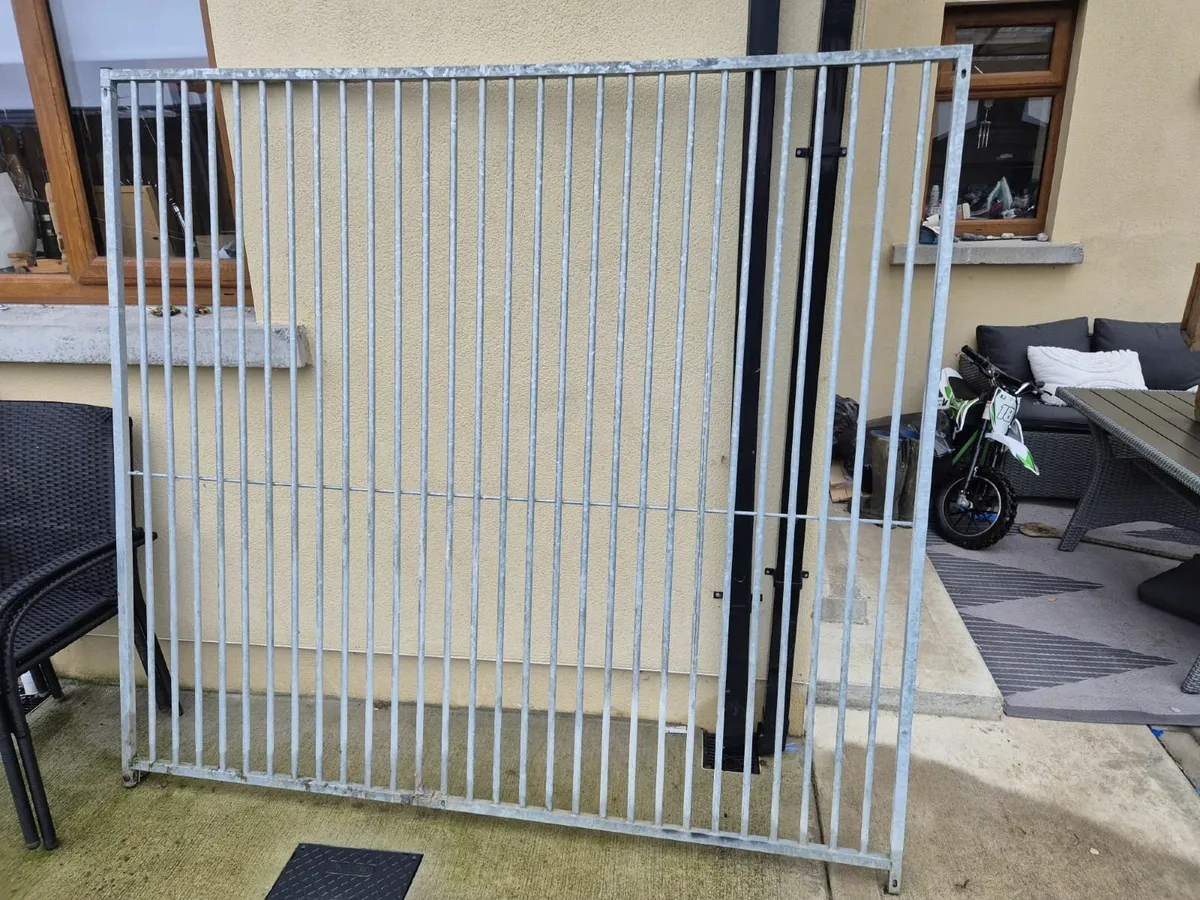 Kennel metal gate