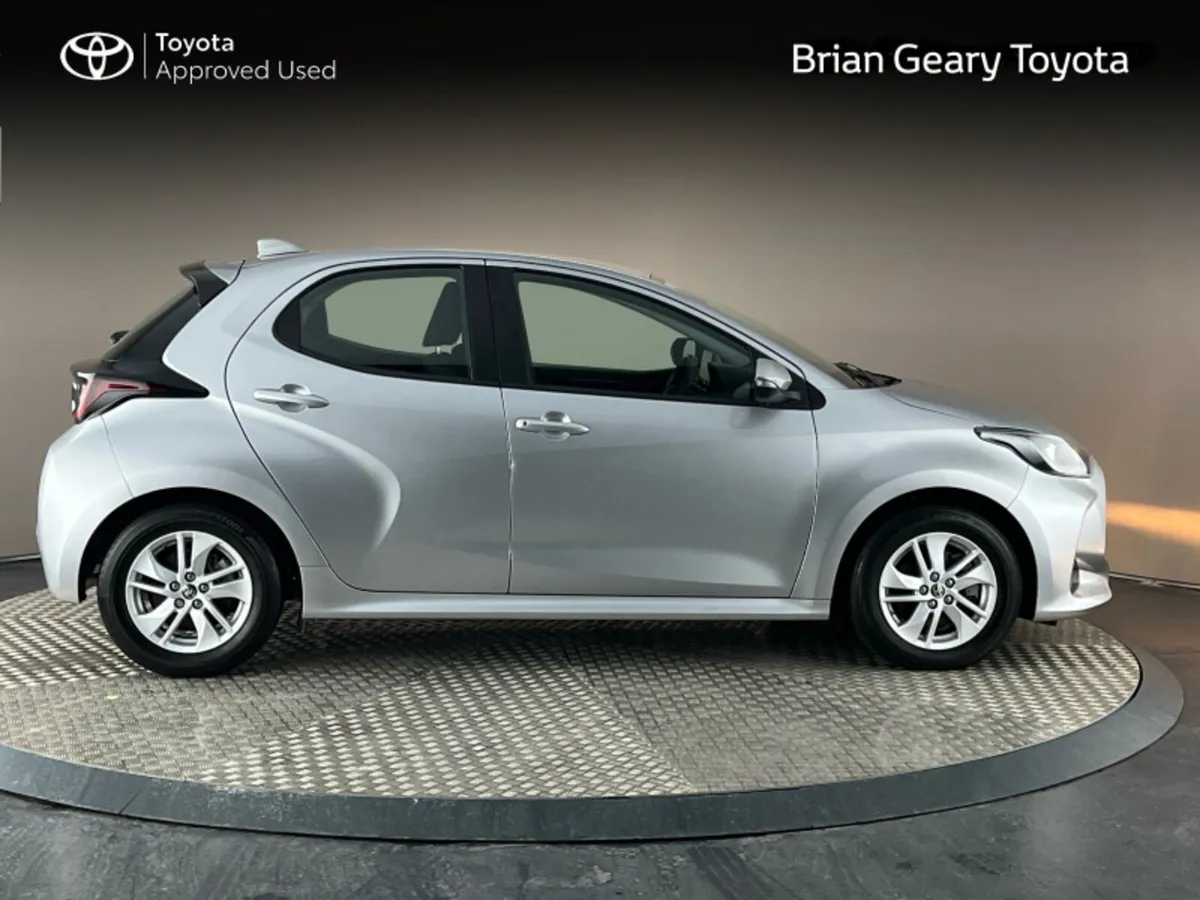 Toyota Yaris HYBRID LUNA - Image 3