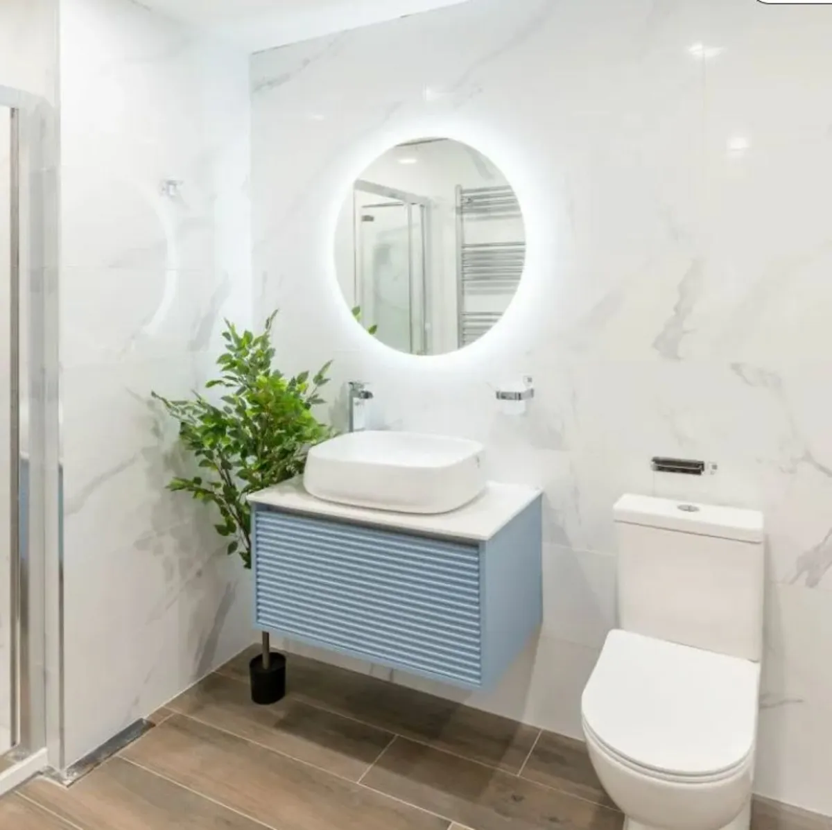 Bella 600mm Round Backlit LED Mirror with Demister - Image 2