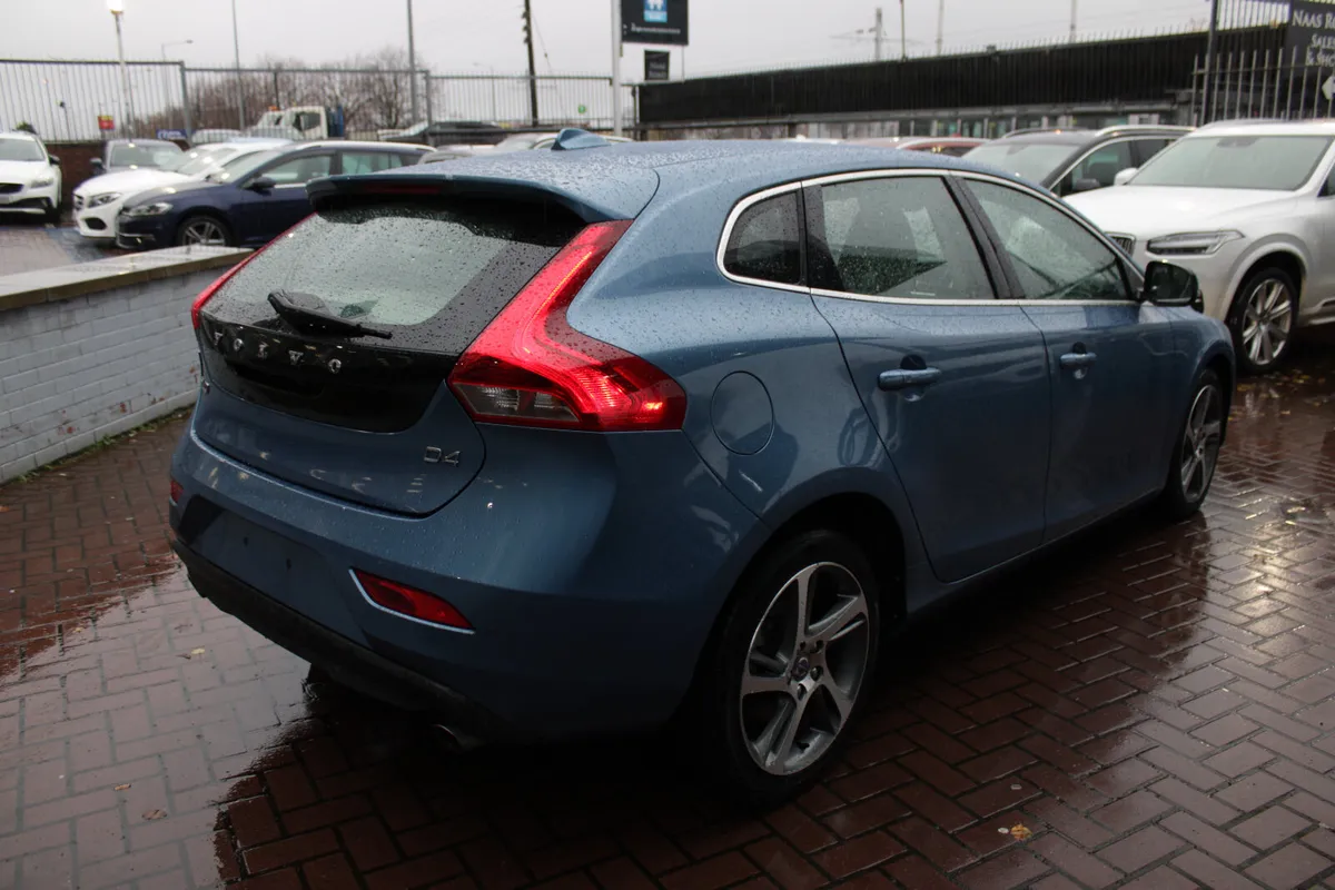 2.0D4 SE LUXURY 5DR HATCHBACK AUTO  // IMMACULATE - Image 4