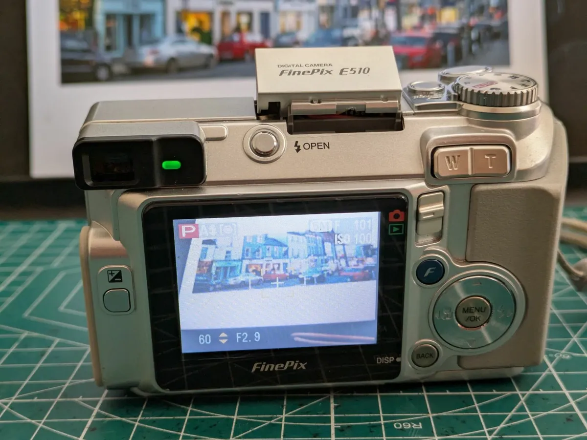 Fujifilm E510 SuperCCD🌈 digital compact camera 📸 - Image 2
