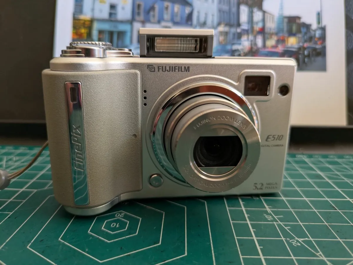 Fujifilm E510 SuperCCD🌈 digital compact camera 📸 - Image 1