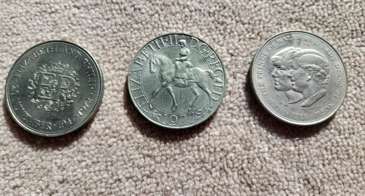 3 x Crowns - Image 1