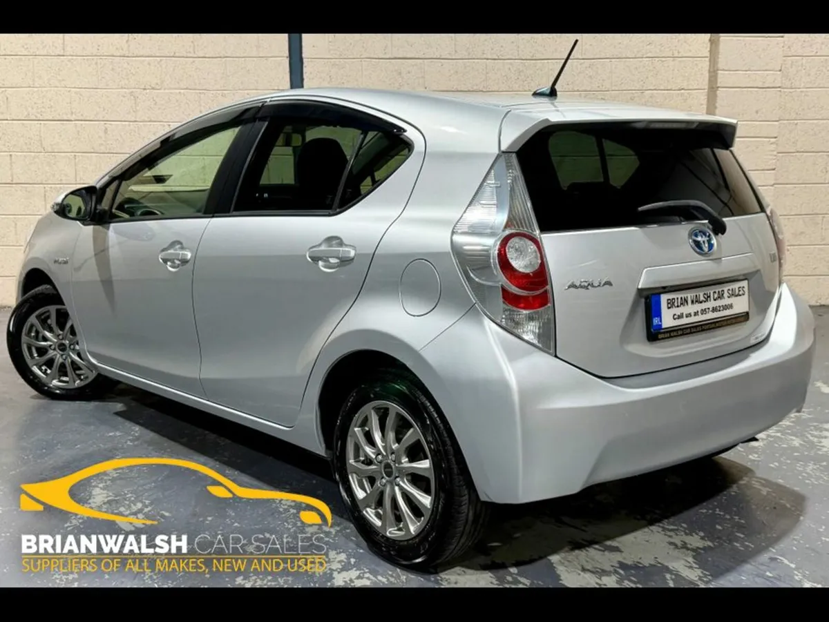 Toyota Aqua Automatic hybrid - Image 3