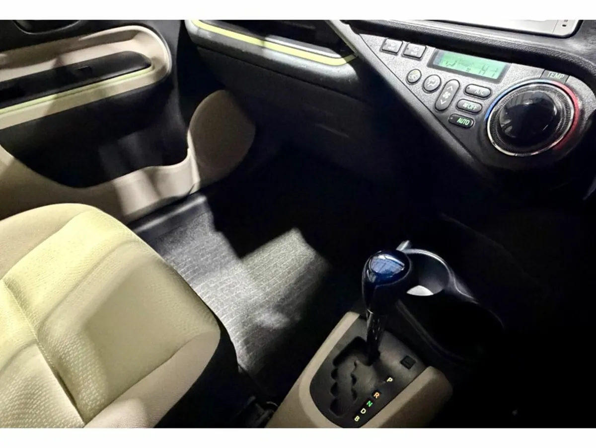 Toyota Aqua Automatic hybrid - Image 4