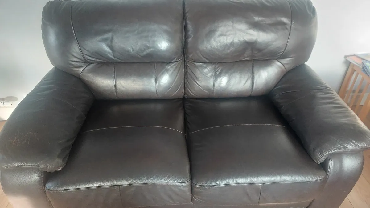 Couch 3 seater and 2 seater - Image 2