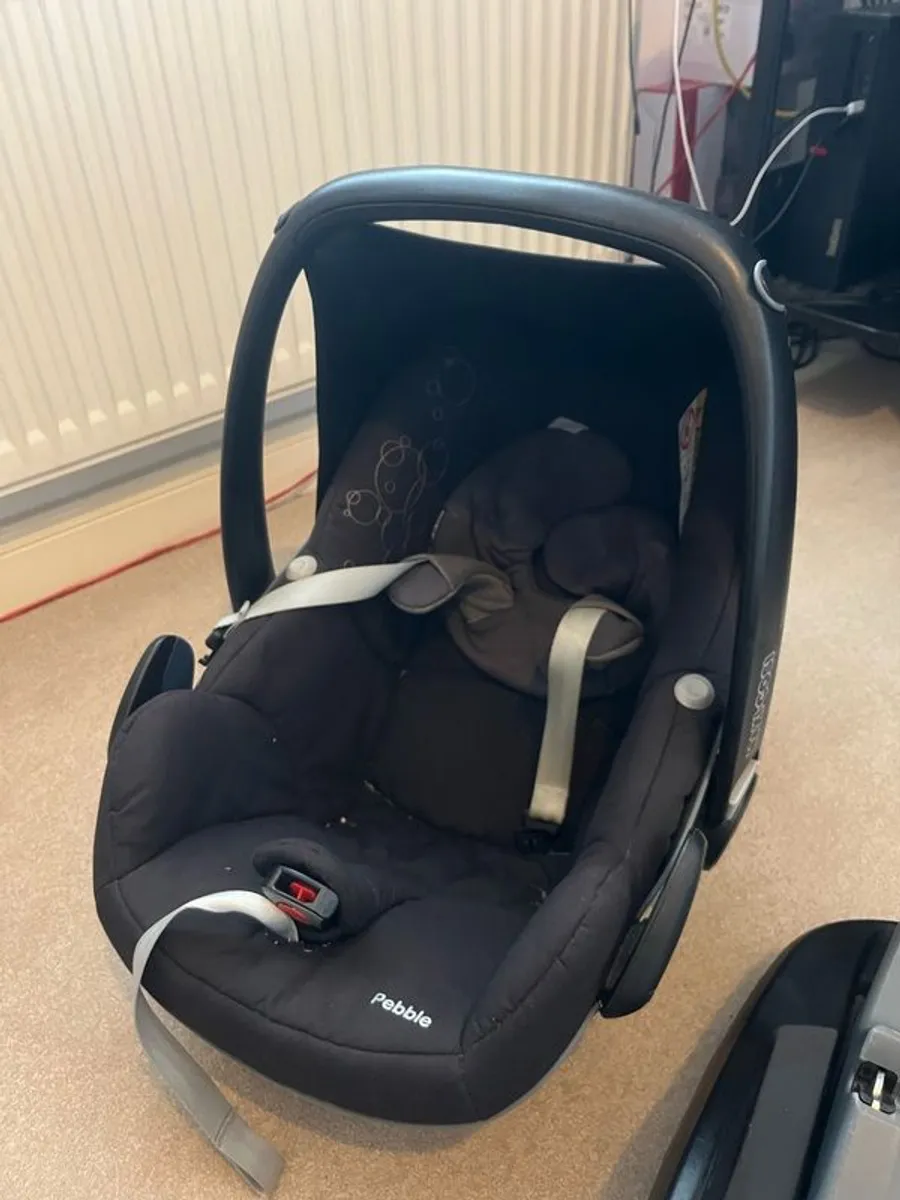 Maxi Cosi Pebble car seat and 2 x ISOfix bases - Image 2