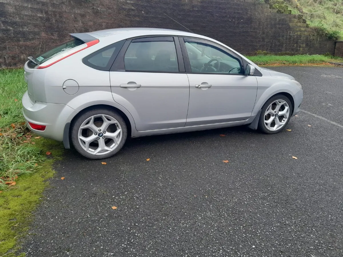 Ford Focus 2011 - Image 2