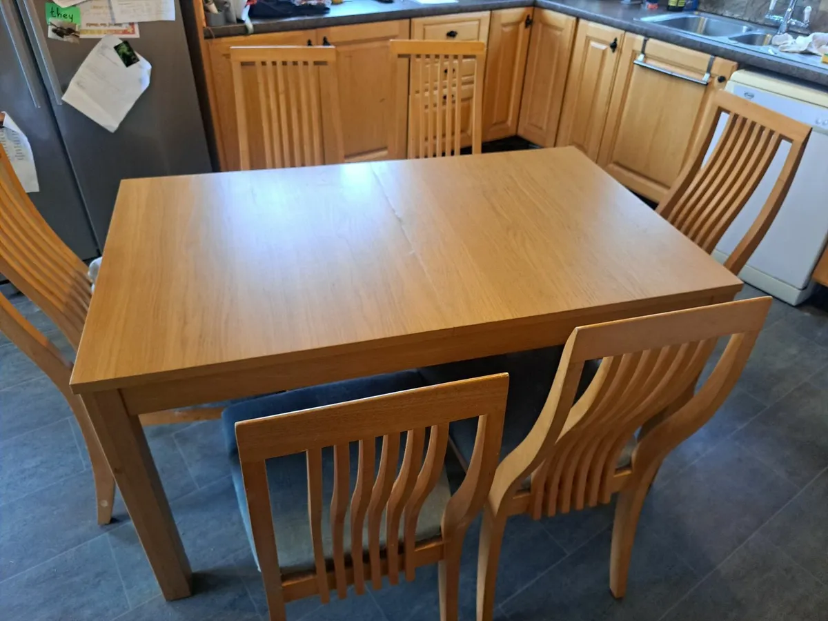 Table and 6 chairs - Image 1