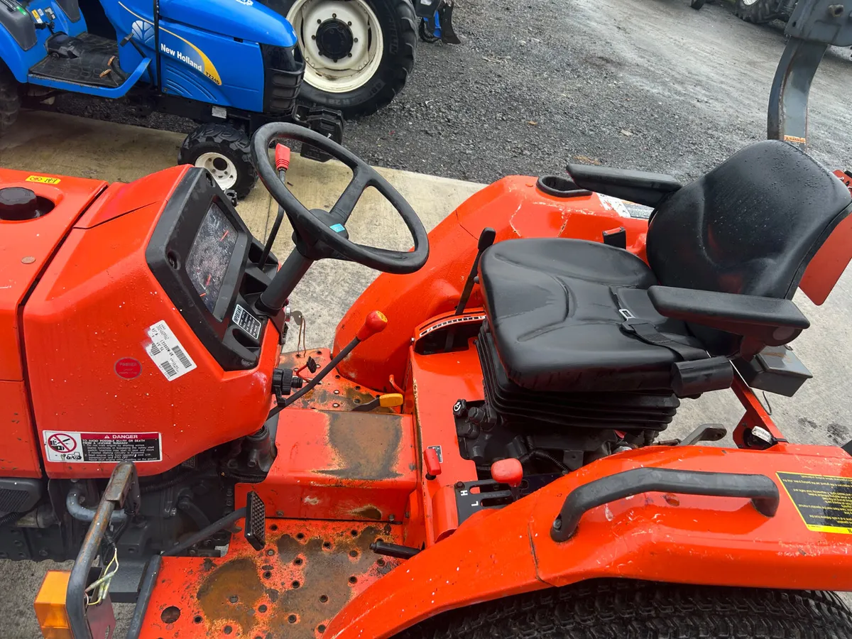 Kubota L3200 Compact Tractor - Image 4