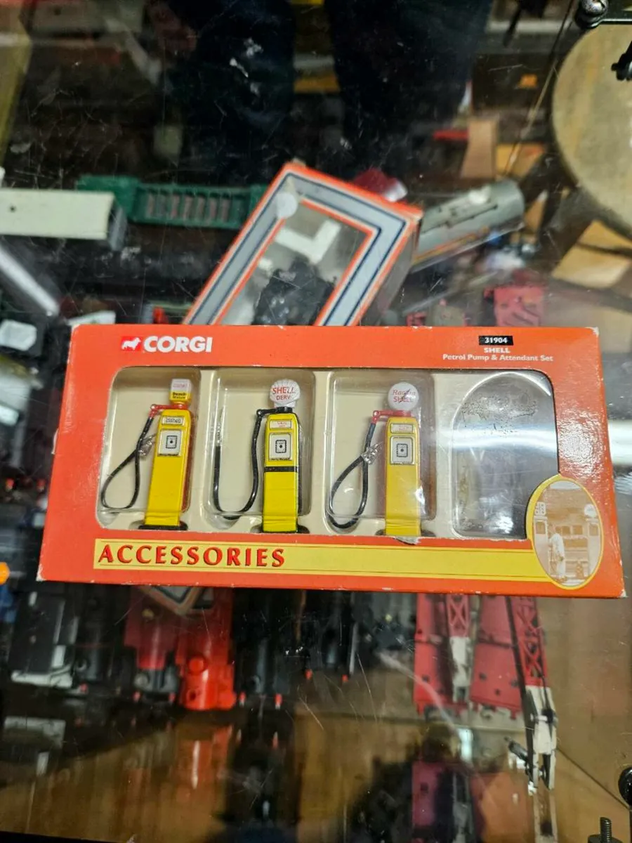Corgi Petrol Pump and Attendant Set - Image 1