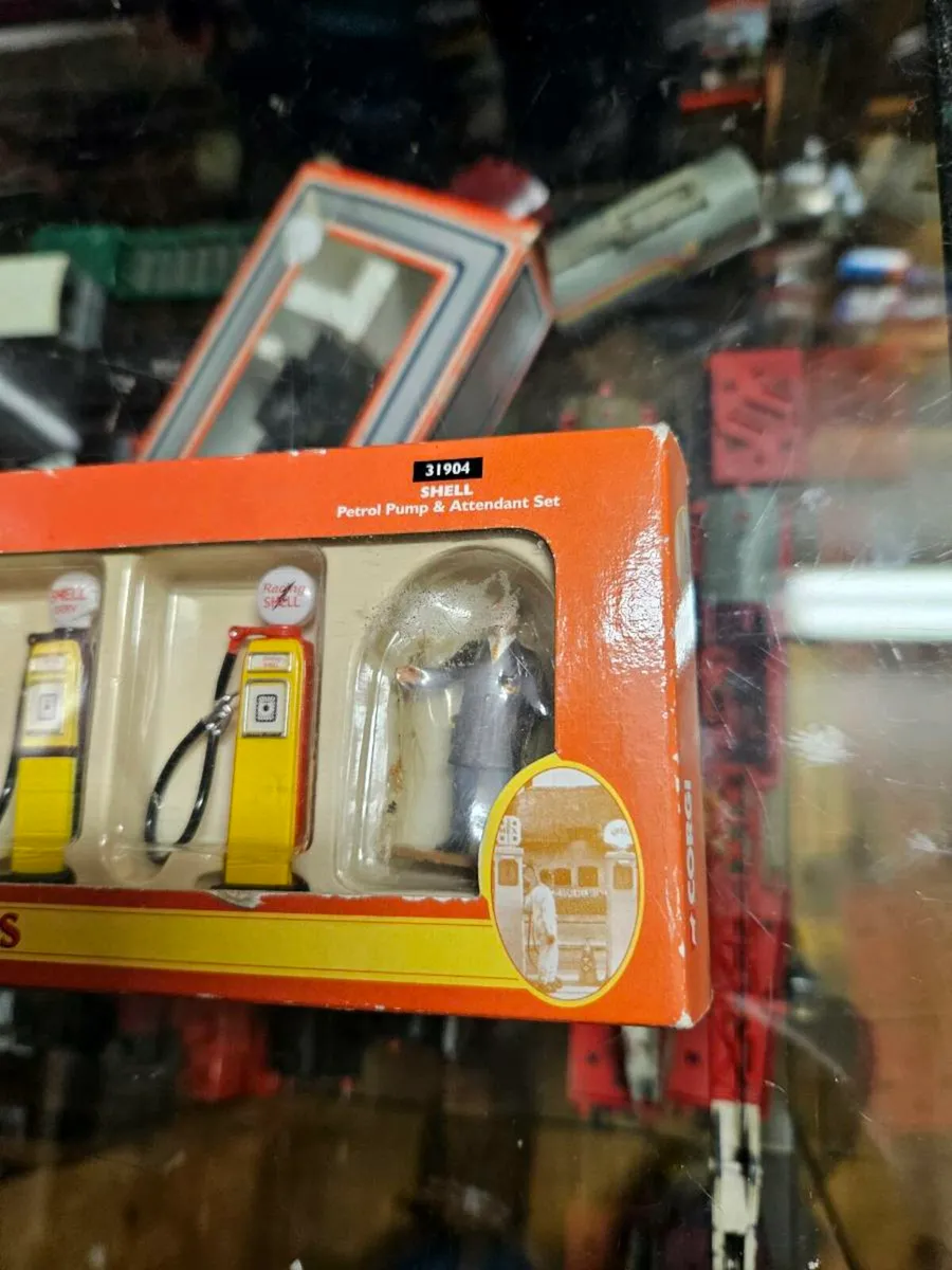 Corgi Petrol Pump and Attendant Set - Image 2