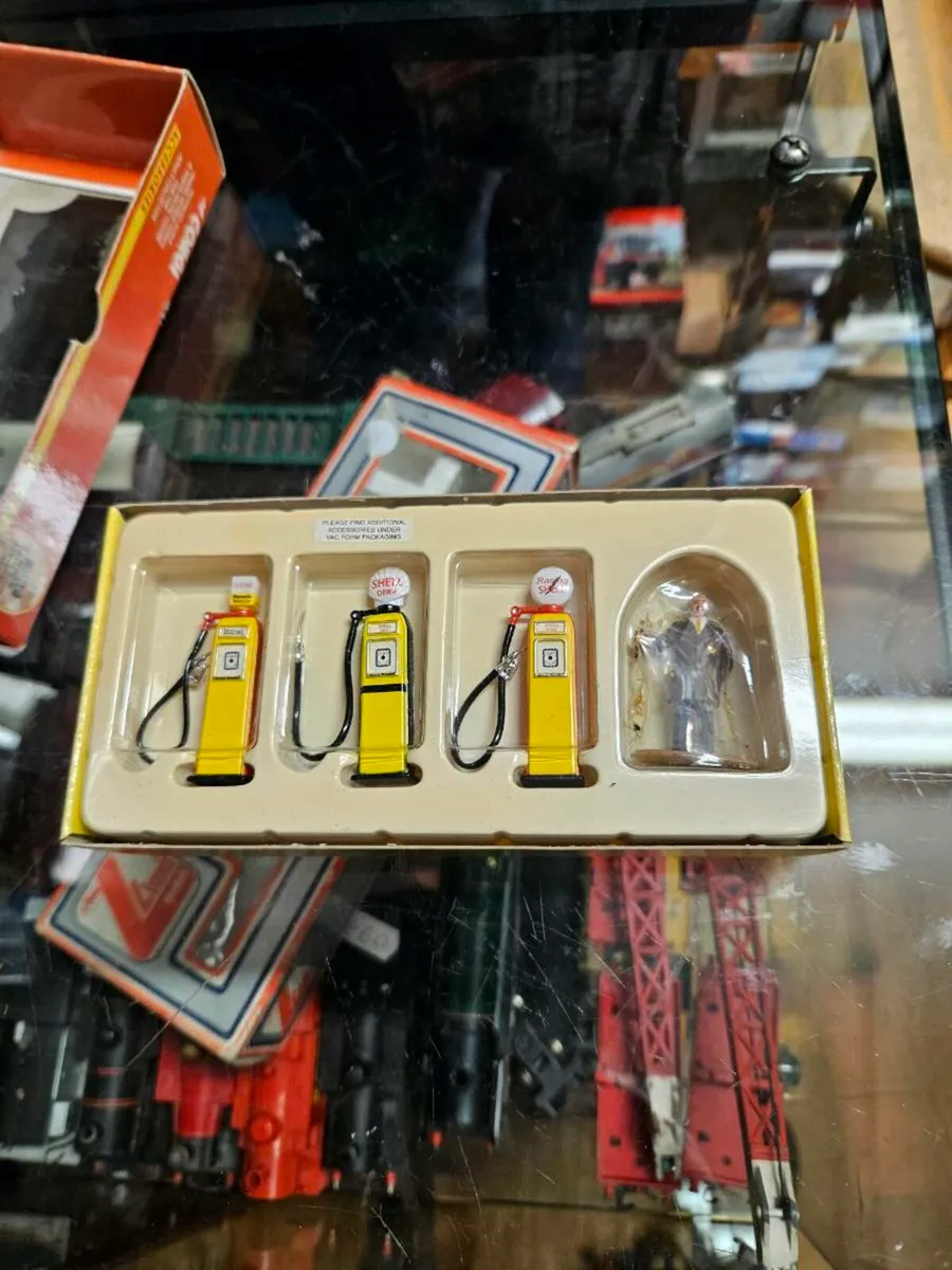 Corgi Petrol Pump and Attendant Set - Image 3