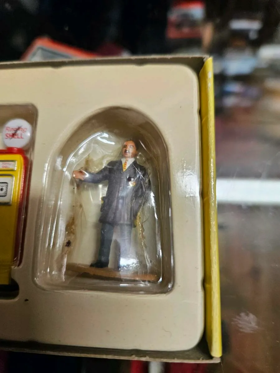 Corgi Petrol Pump and Attendant Set - Image 4