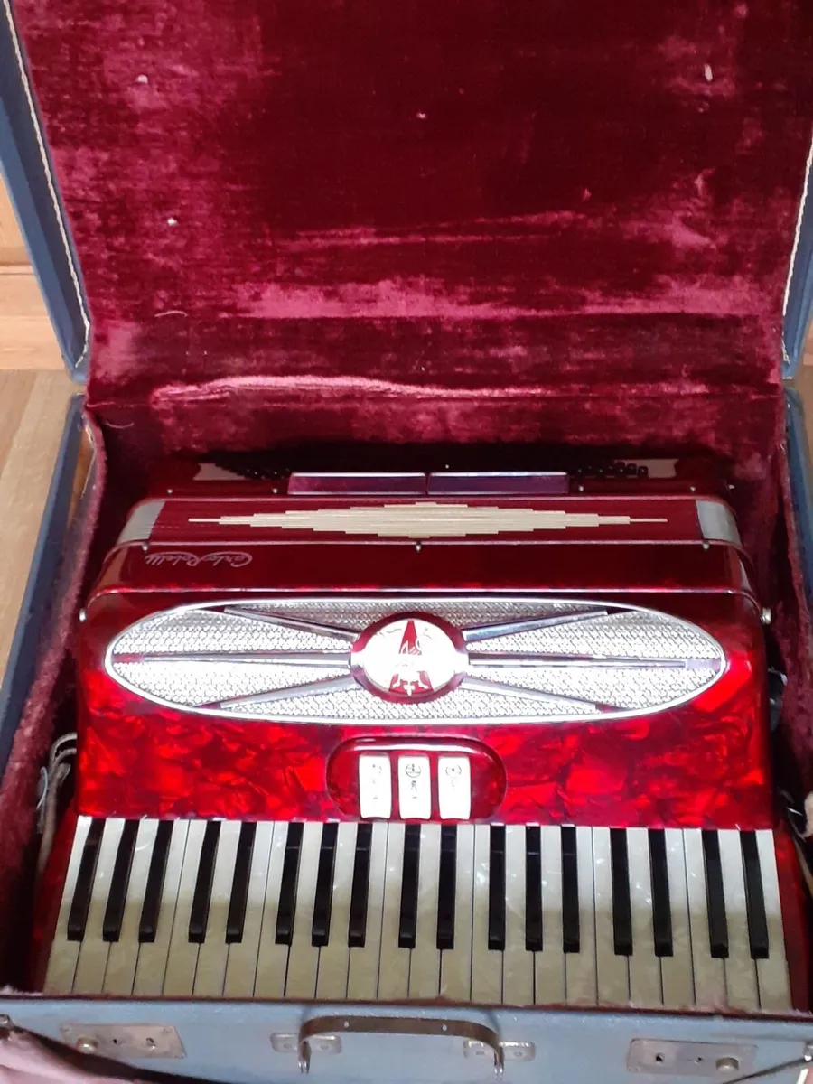 Carlo Robelli piano accordion - Image 1