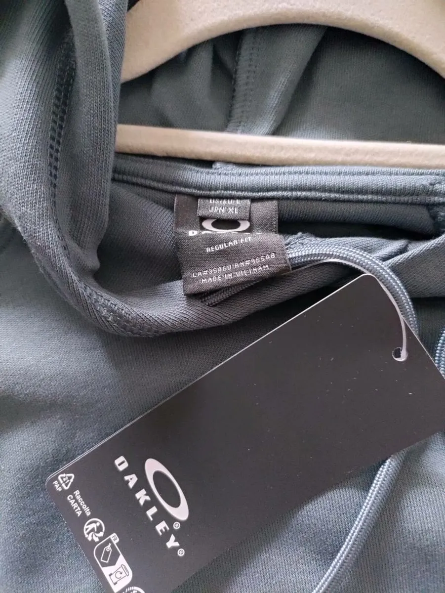 Oakley Golf Hoodie L New - Image 2