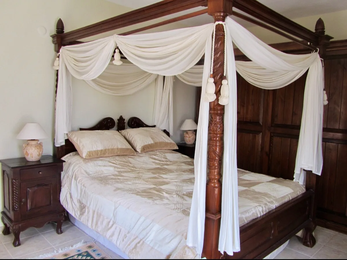 FOUR POSTER BEDROOM FURNITURE SET - Image 1