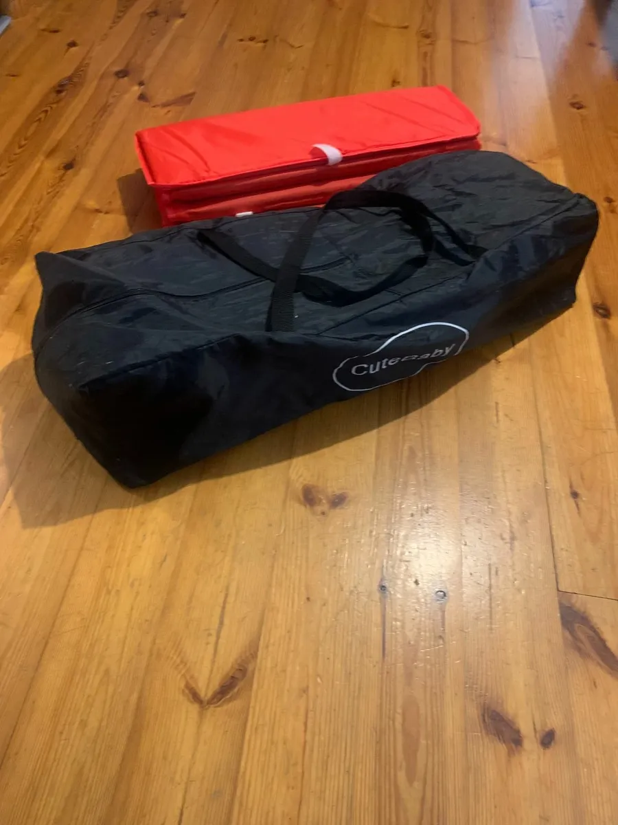 Travel cot/Playpen/Changing area - Image 2