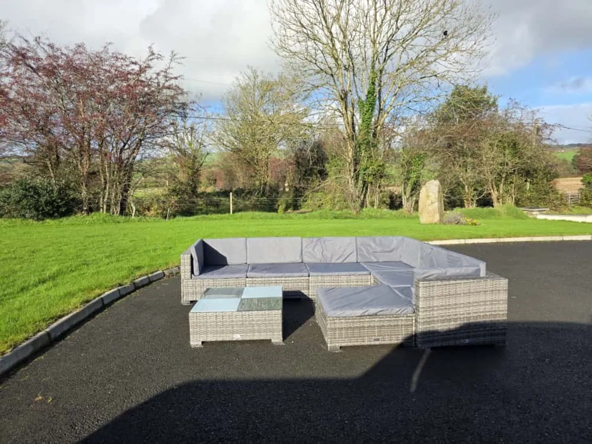 Garden suite of furniture - Image 2