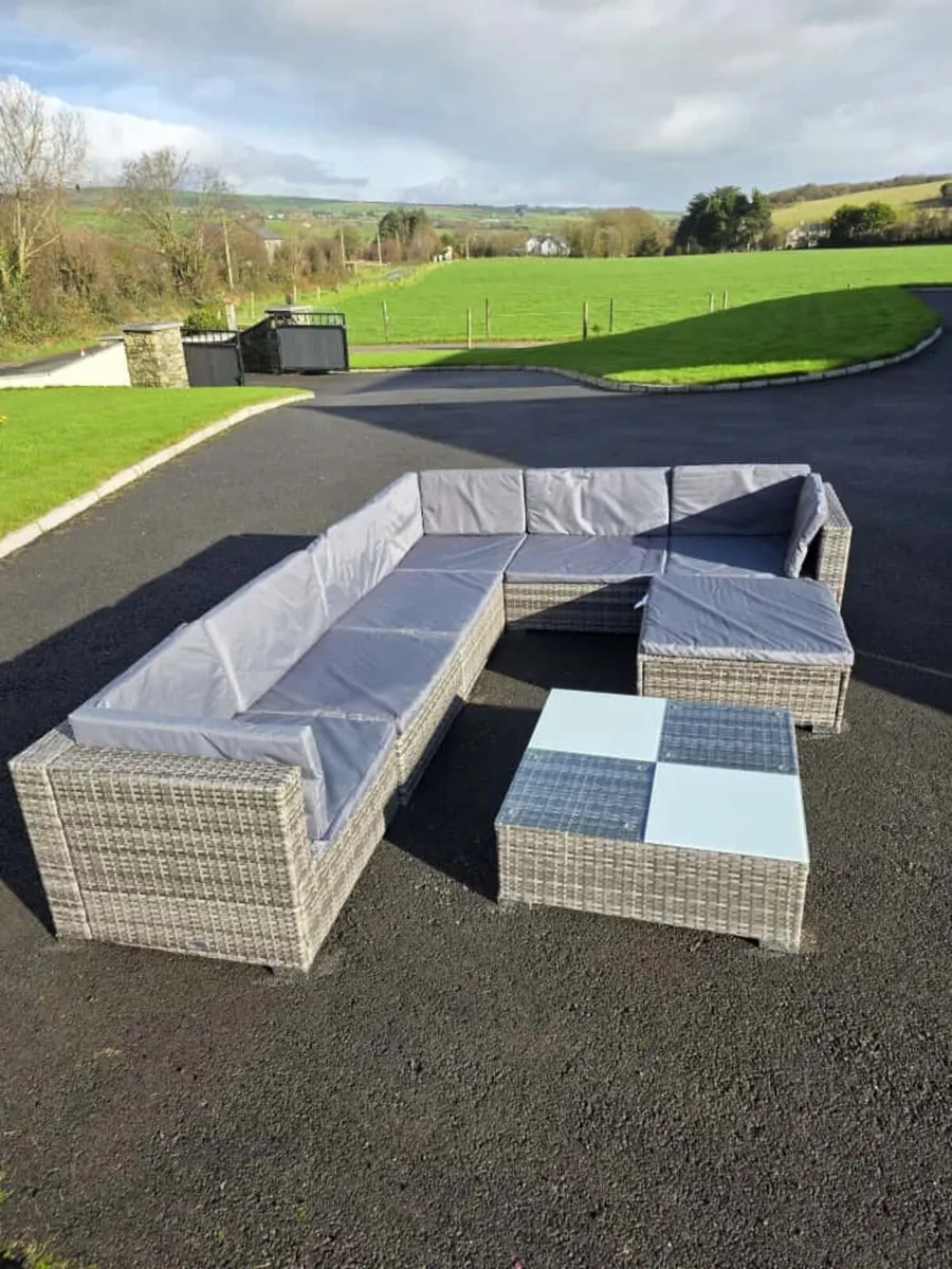 Garden suite of furniture - Image 1