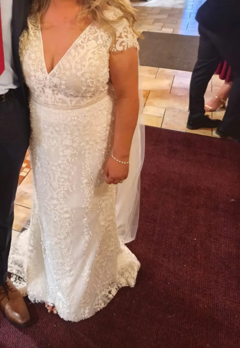 Designer Wedding dress wore once . - Image 4