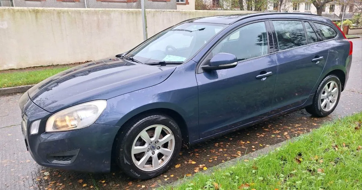 VOLVO V60 / Estate D3. Taxed. NCT. FSH. - Image 4