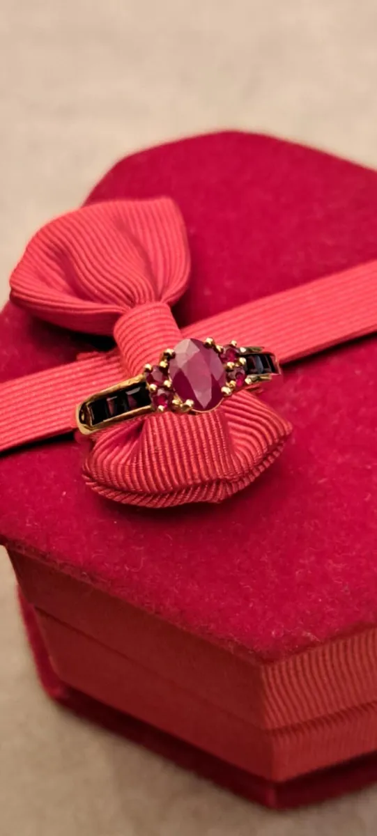 9 ct yellow gold ruby and sapphire ring - Image 1