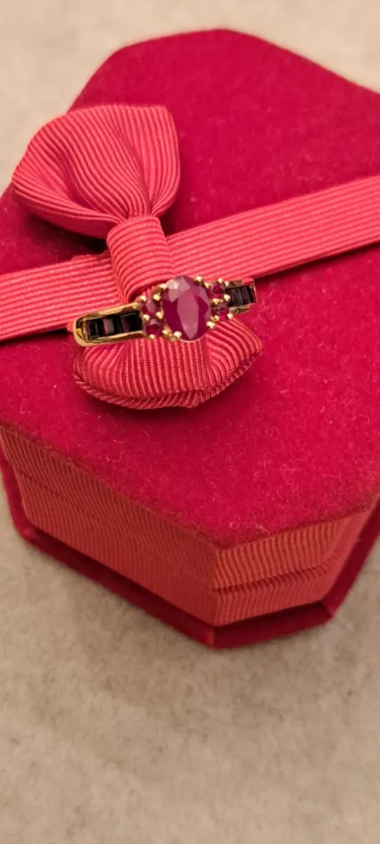 9 ct yellow gold ruby and sapphire ring - Image 2