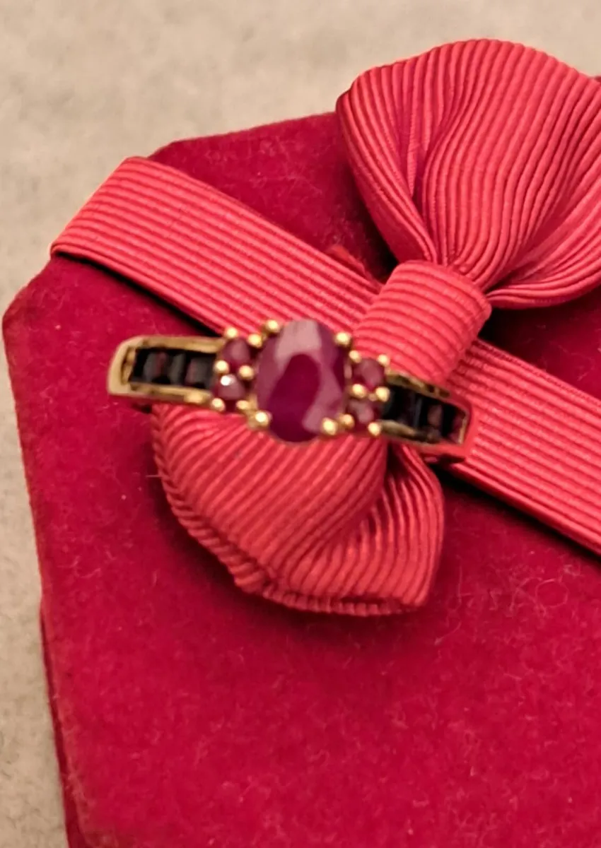 9 ct yellow gold ruby and sapphire ring - Image 3