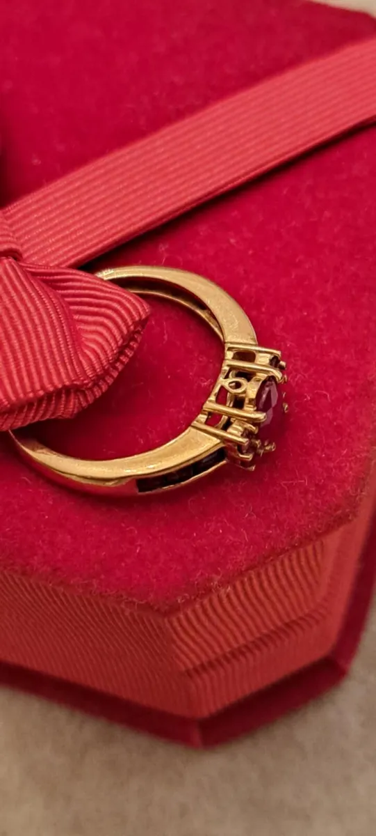 9 ct yellow gold ruby and sapphire ring - Image 4