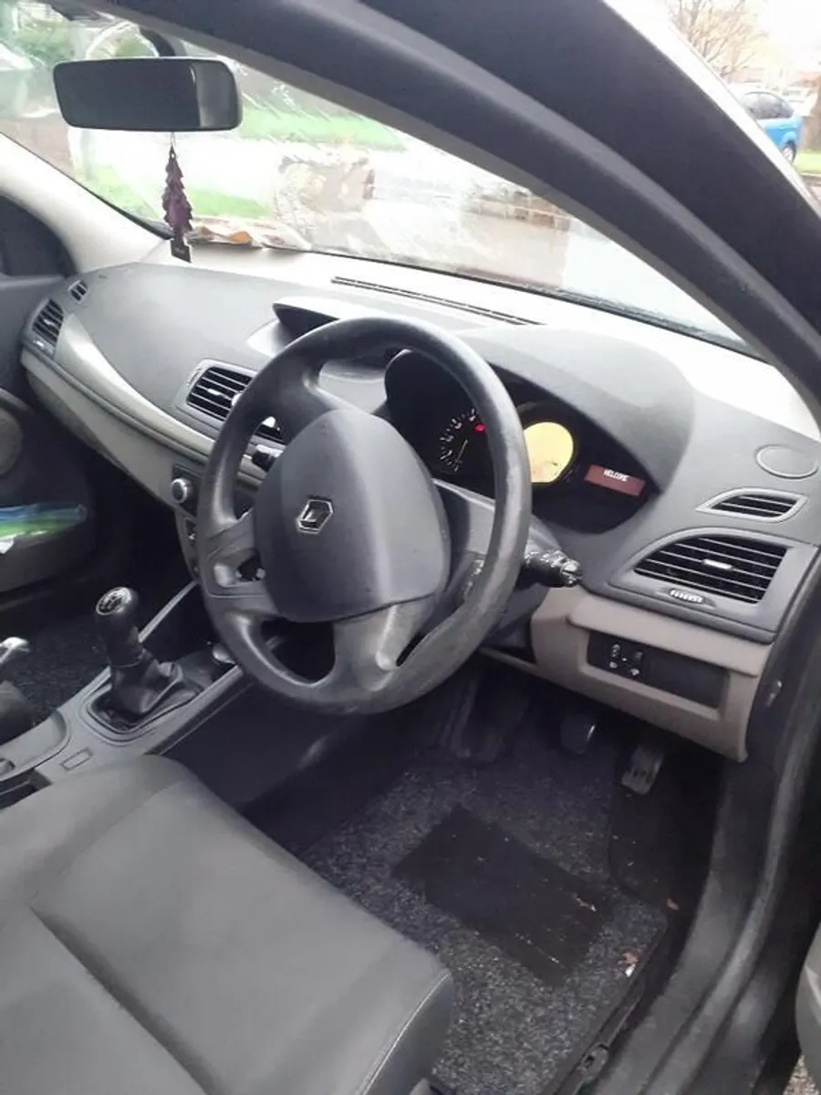 2010 Renault Megane - Image 2