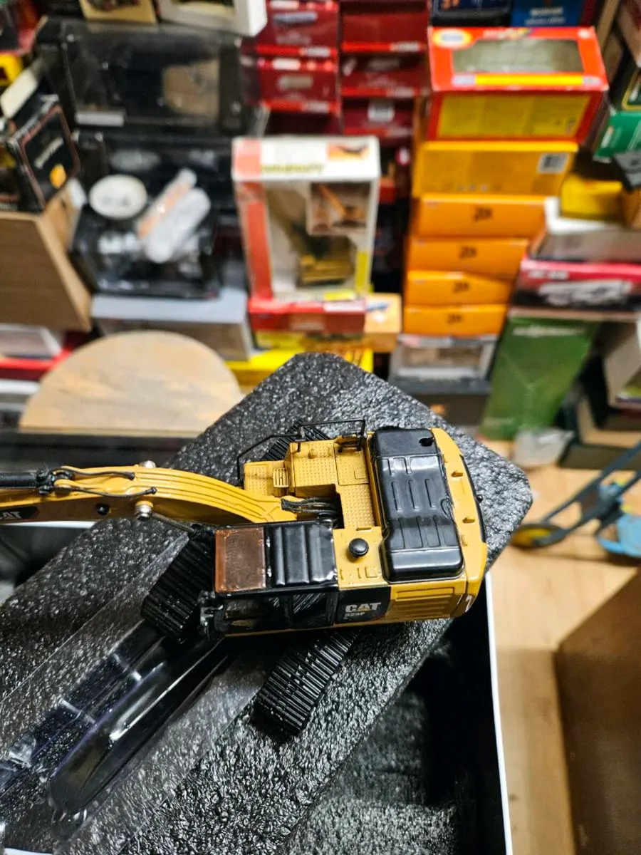 Corgi Diecast Master Caterpillar Excavator - Image 3