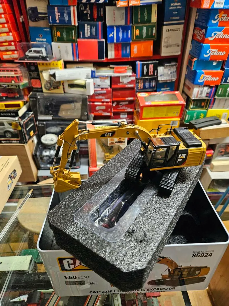 Corgi Diecast Master Caterpillar Excavator - Image 4
