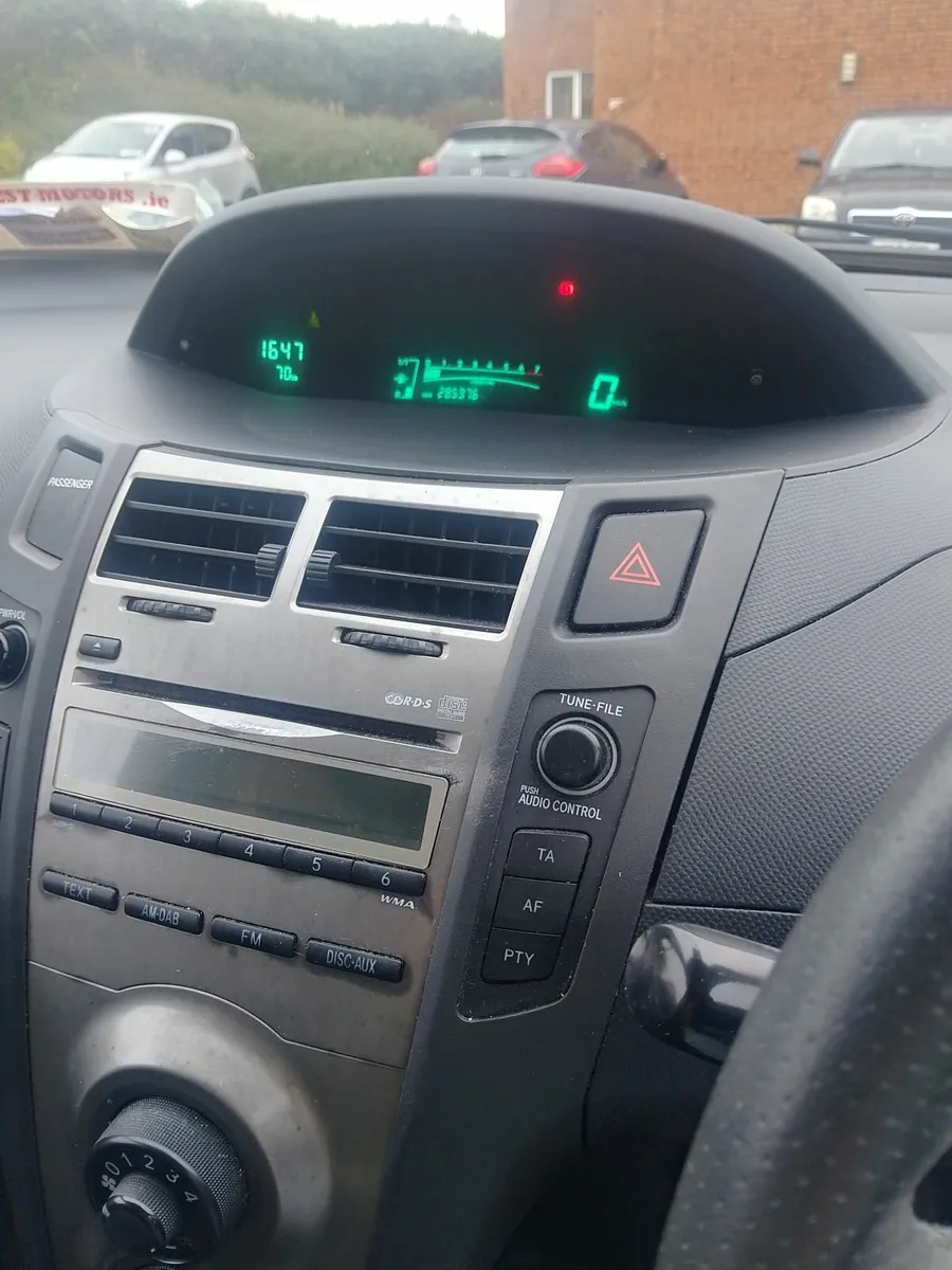 Toyota Yaris 2011 - Image 2