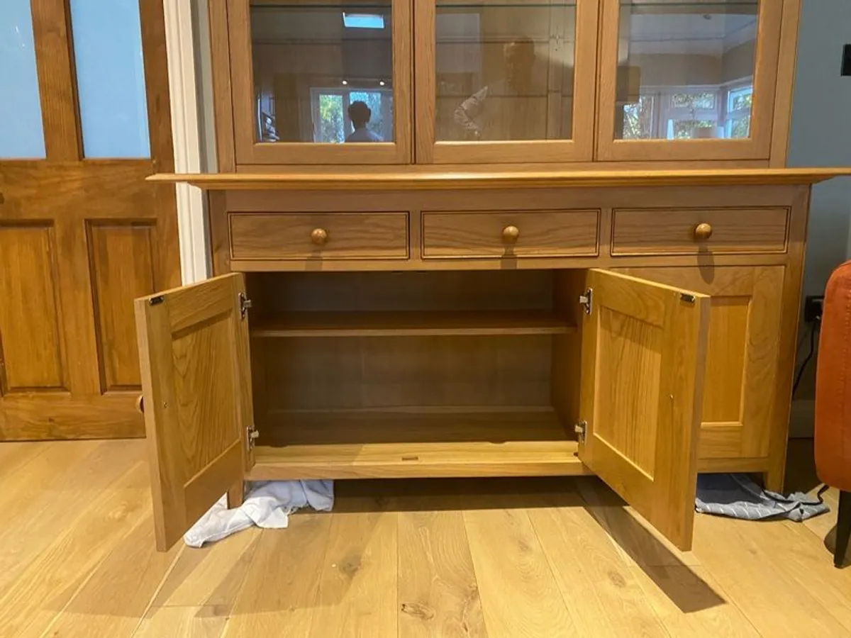 Oak Display Unit with glass doors lighting & cupboards - Image 4