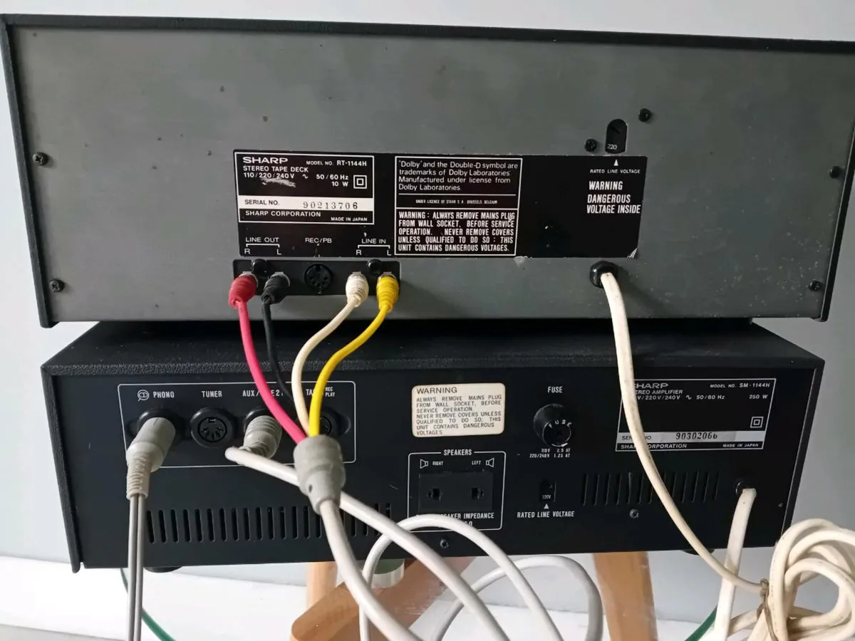 Sharp  music  system  with speakers - Image 3