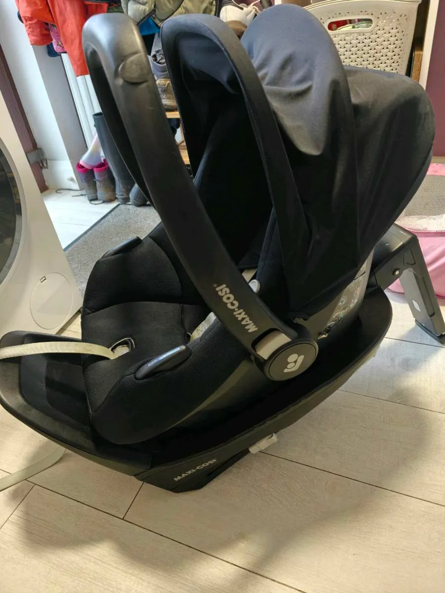 Maxi-Cosi Tinca Carseat & Iso-fix Base - Image 1