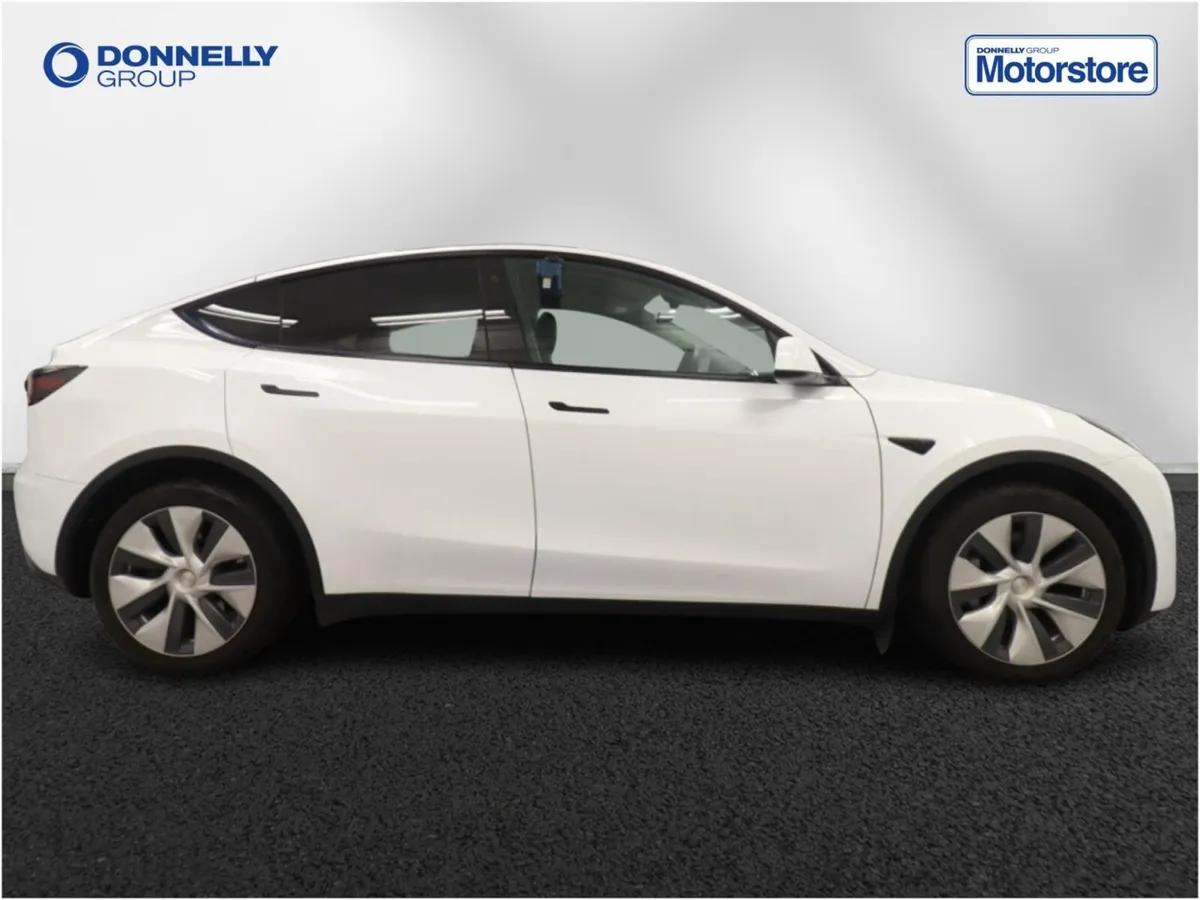 Tesla Model Y Hatchback Long Range - Image 2