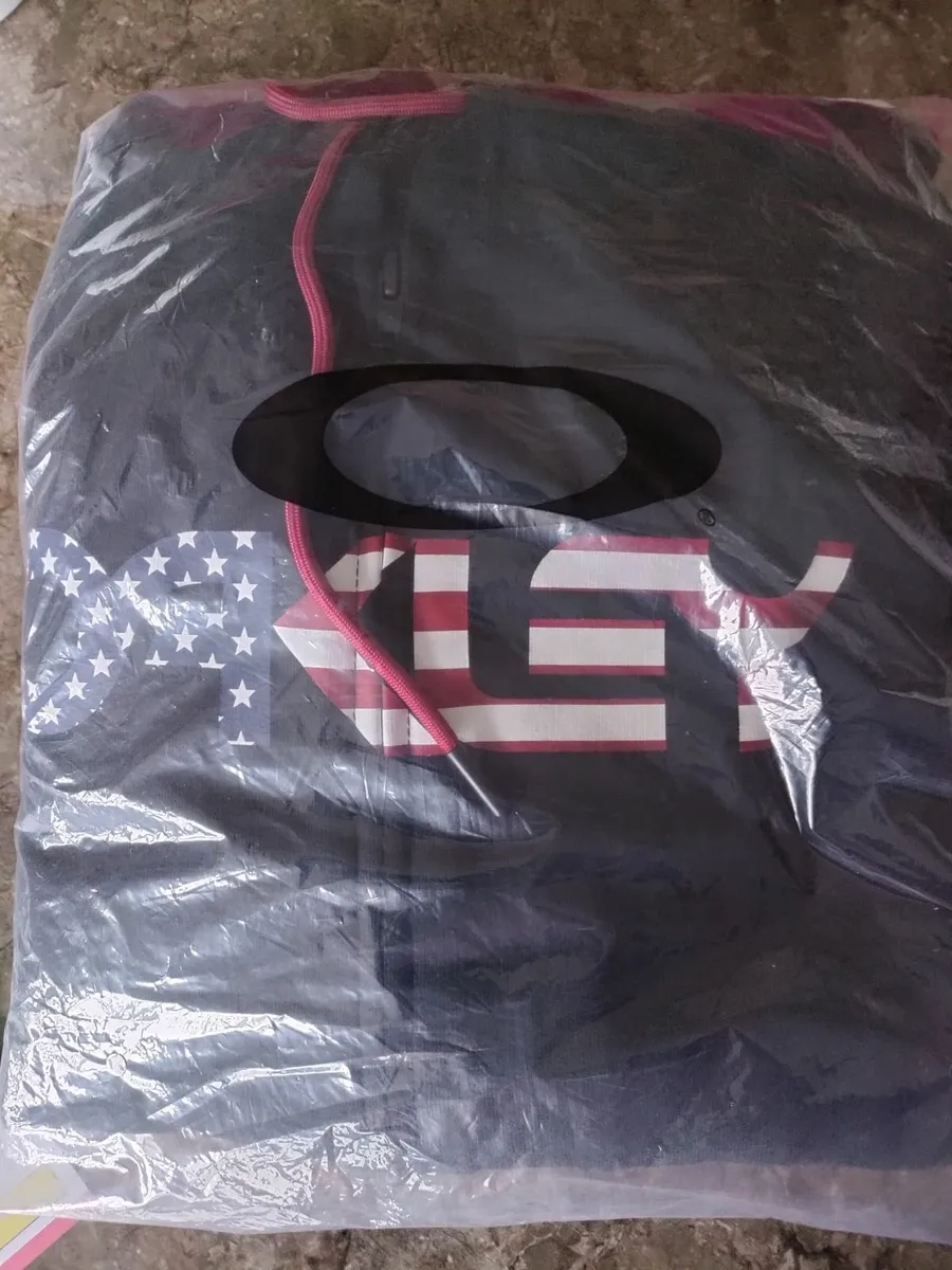 Oakley Hoodie XL New - Image 3