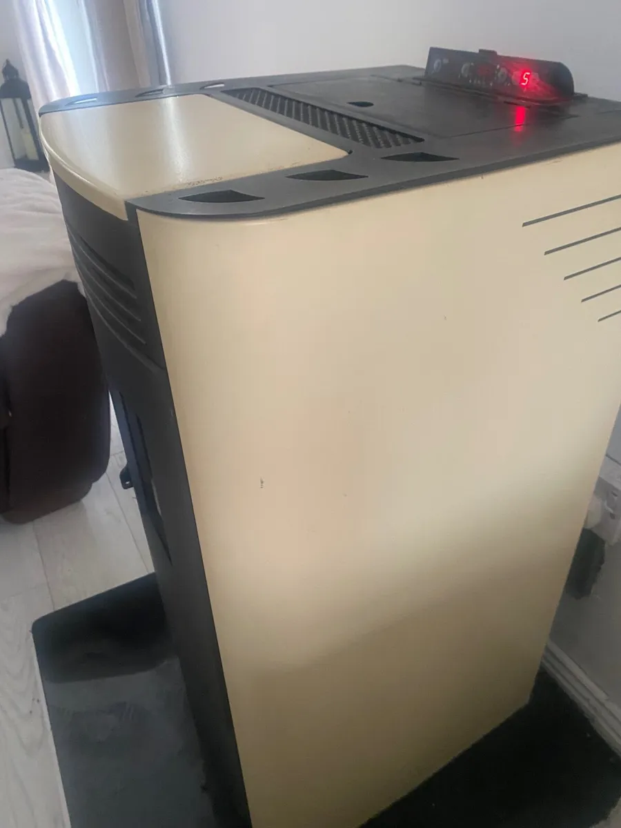 Wood pellet stove - Image 1