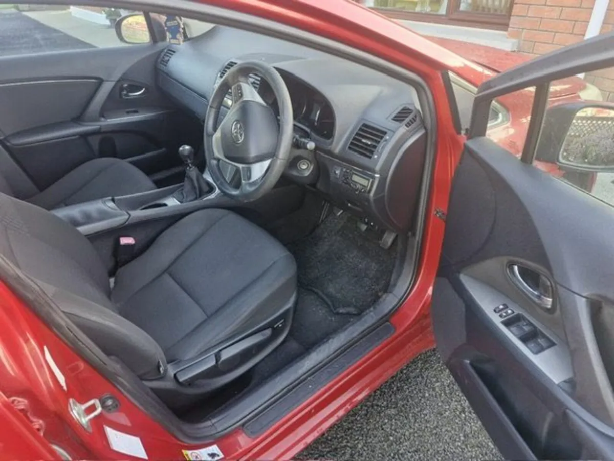 Toyota Avensis 2011 - Image 2