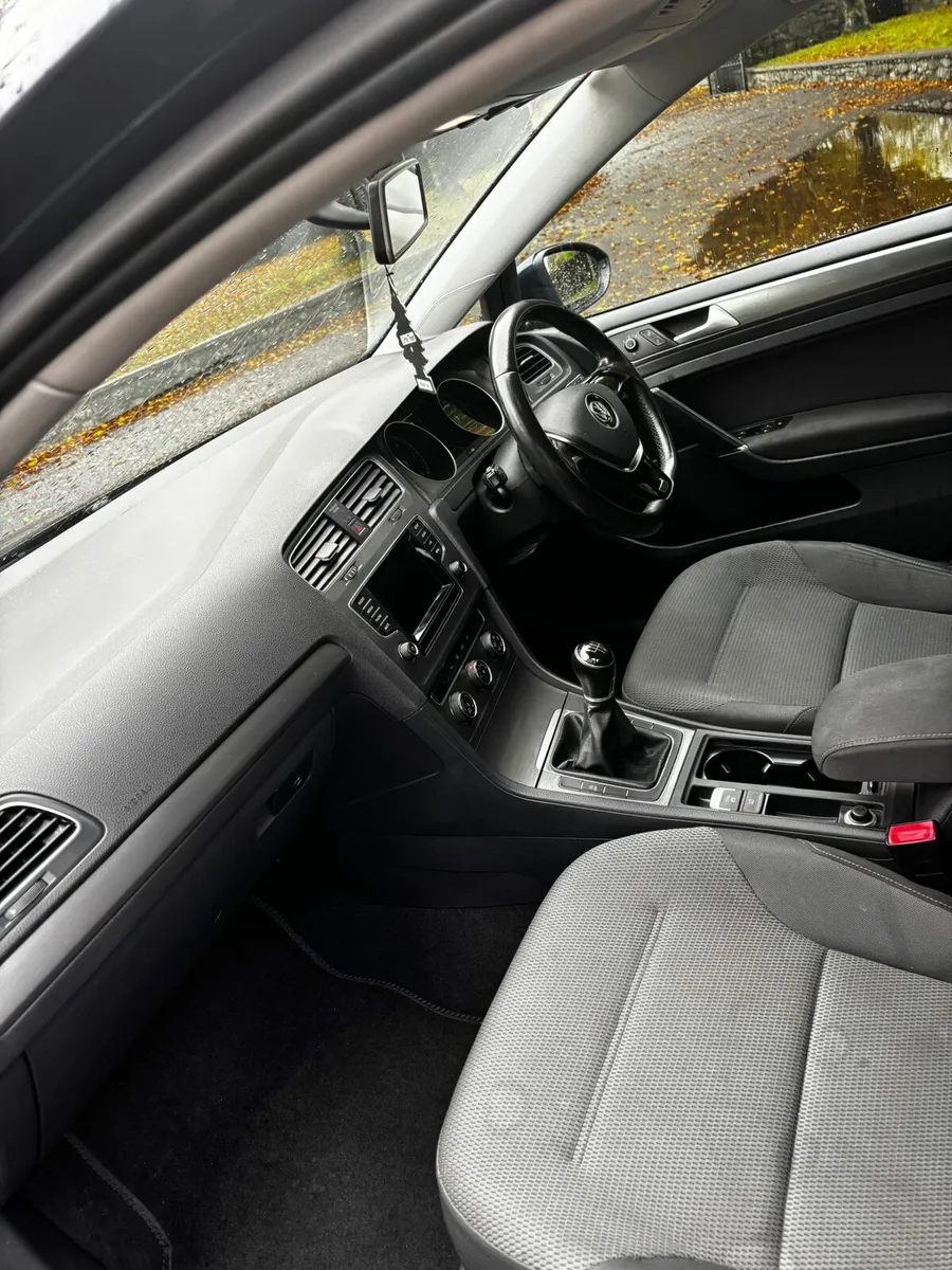 Volkswagen golf - Image 4