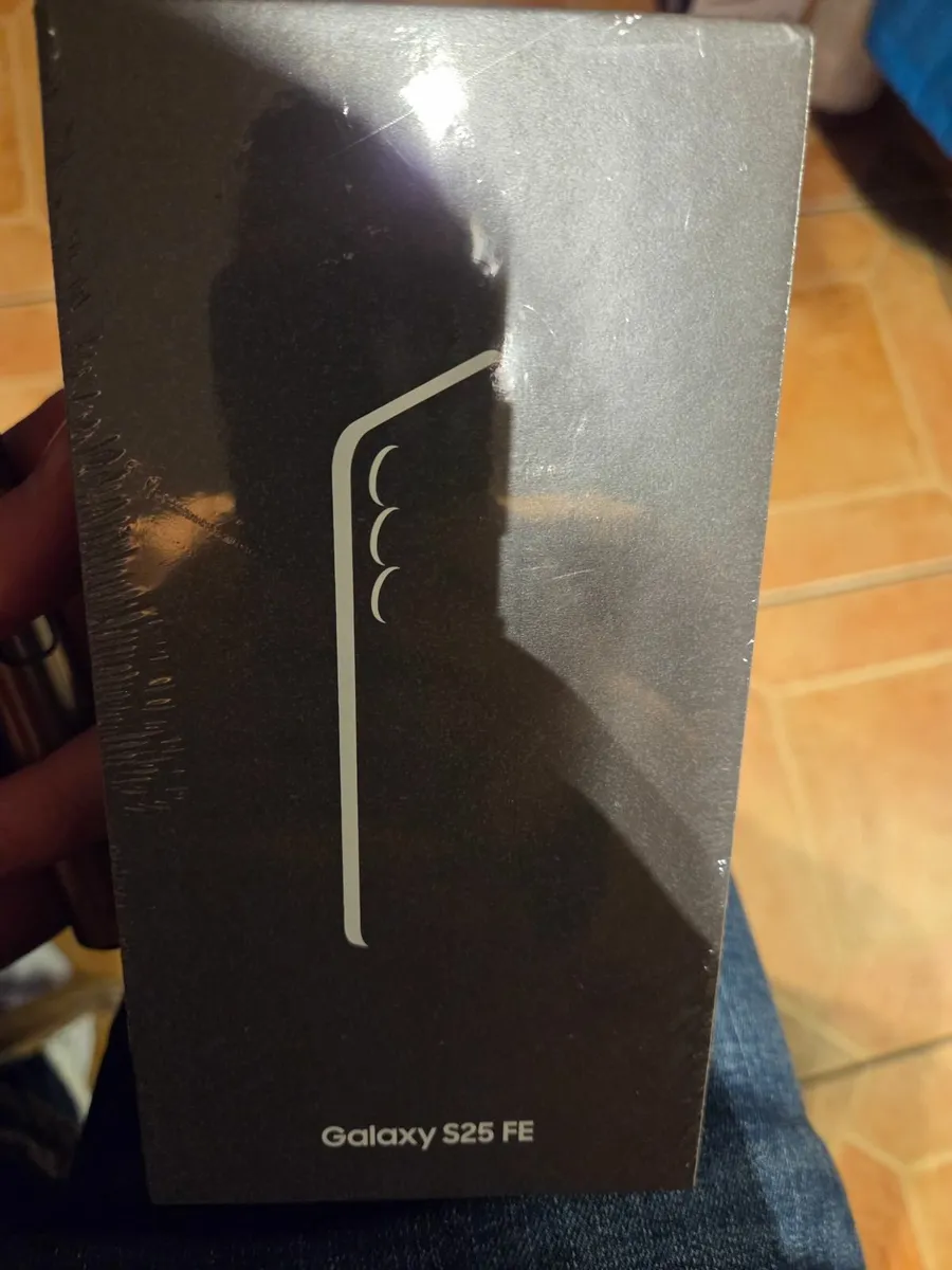 Samsung phone - Image 1