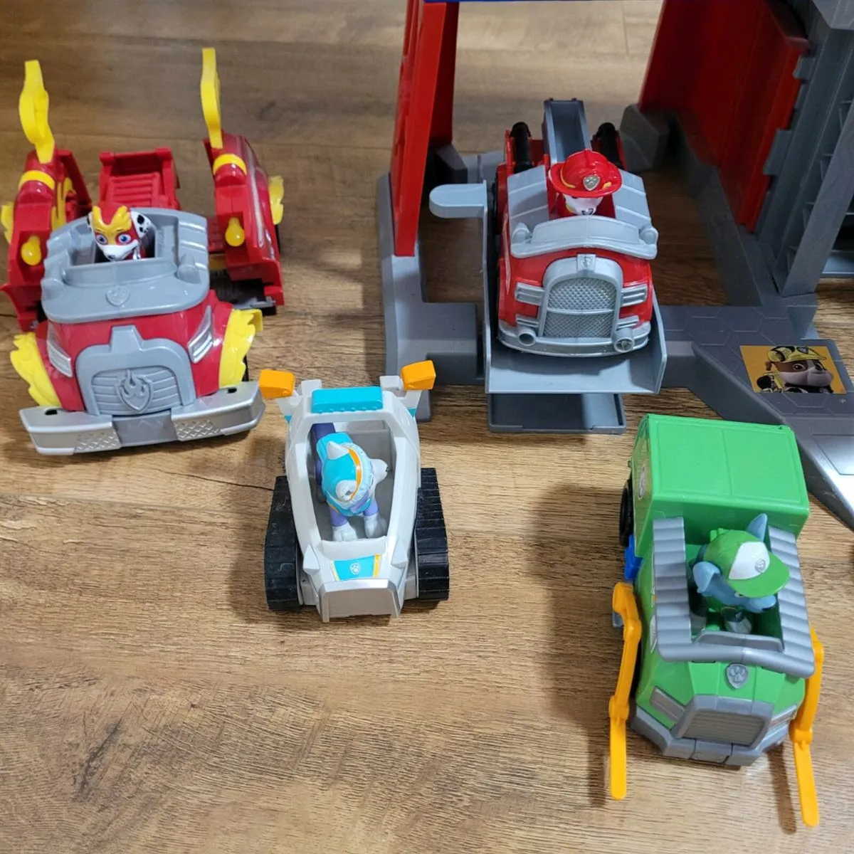 PAW Patrol Ultimate HQ Tower + 12 Vehicles & Pups - Image 2