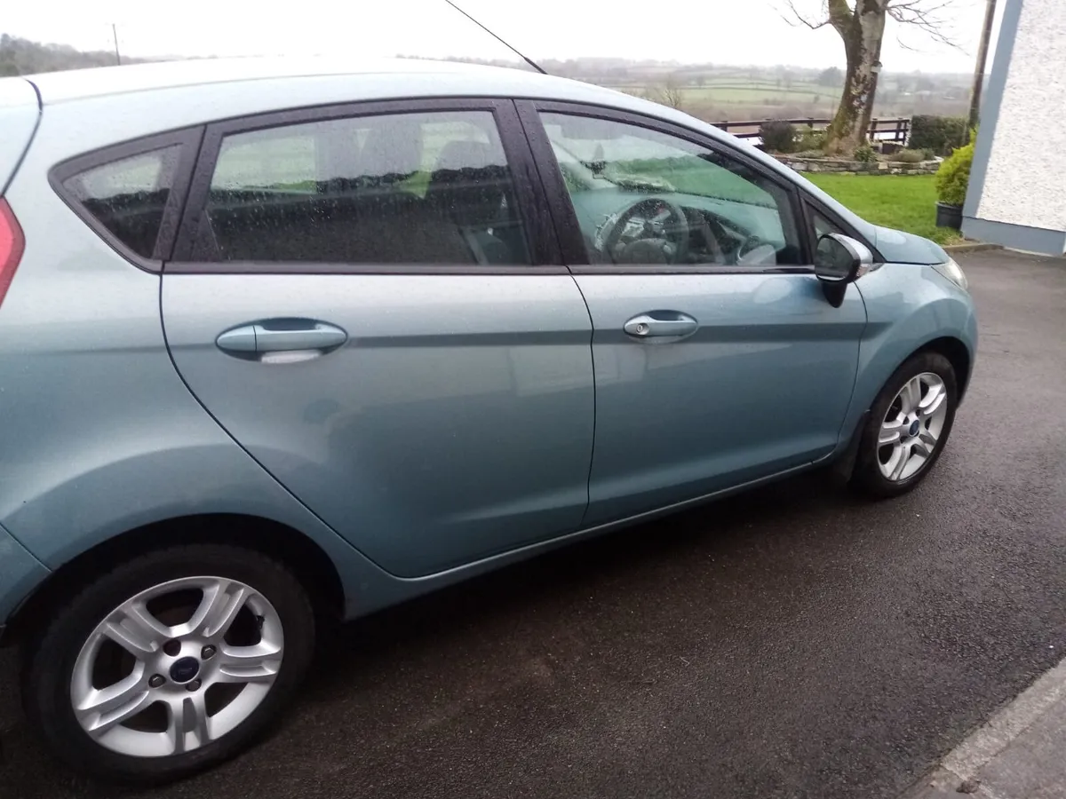 Ford Fiesta 2010 - Image 2