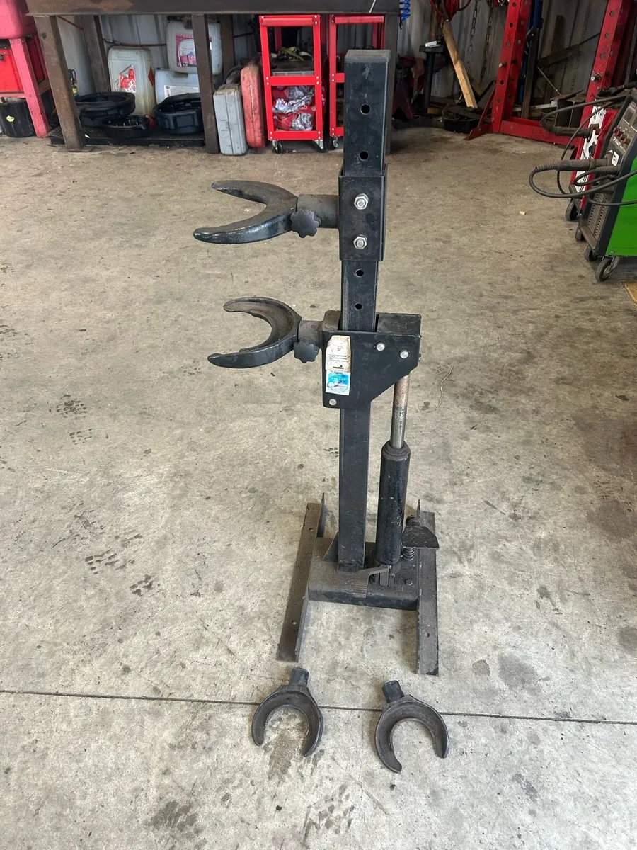 Coil spring compressor - Image 1